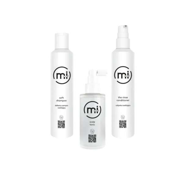 Trzy wegańskie kosmetyki marki m&i and I: wzmacniający tonik do skóry głowy Scalp Tonic, delikatny szampon Soft Shampoo oraz nawilżająca odżywka Rinse Conditioner.
