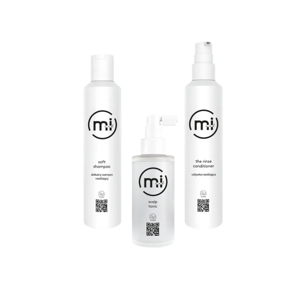 Trzy wegańskie kosmetyki marki m&i and I: wzmacniający tonik do skóry głowy Scalp Tonic, delikatny szampon Soft Shampoo oraz nawilżająca odżywka Rinse Conditioner.